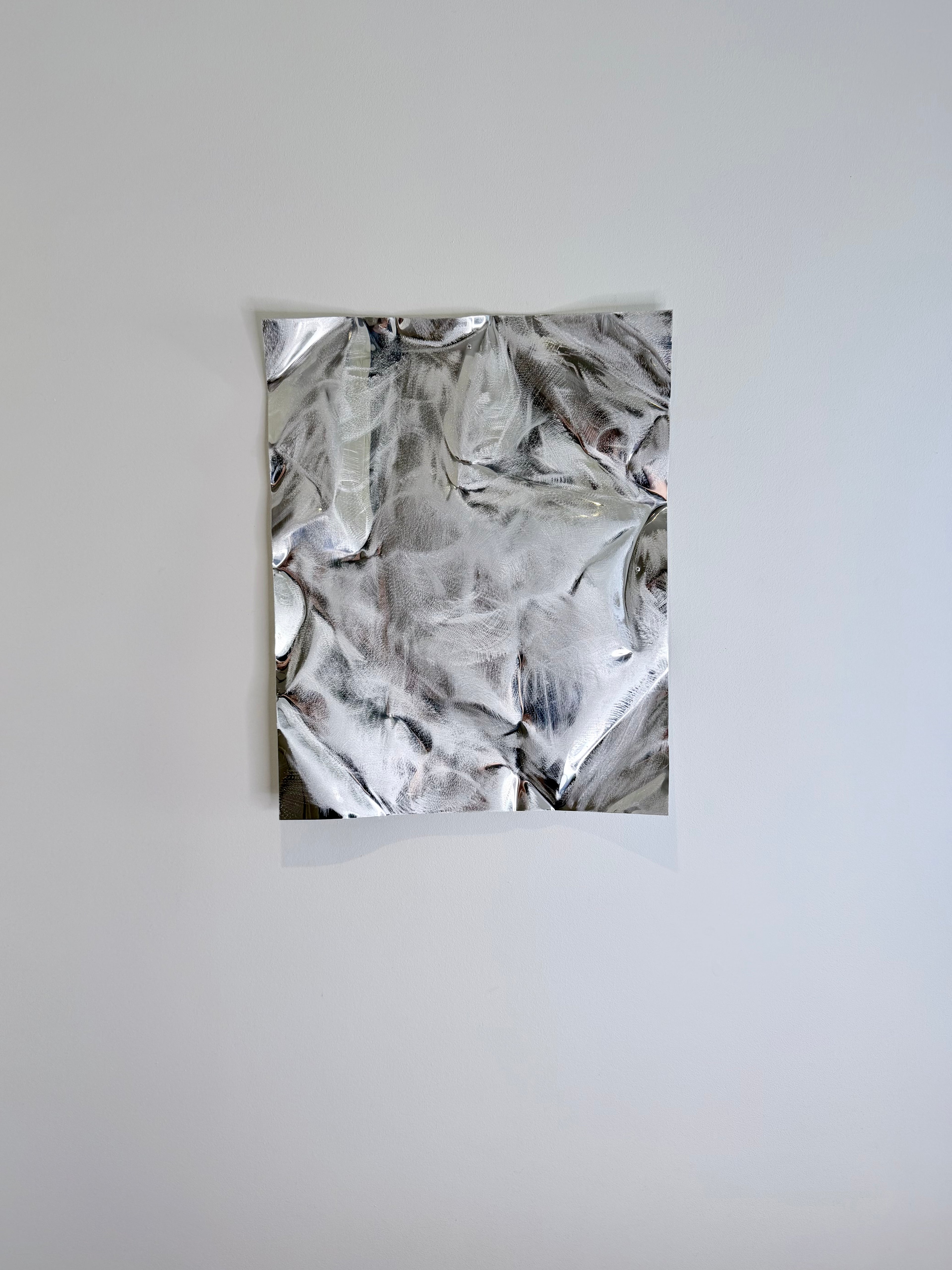 Frost Mist – håndlavet aluminiumsværk med blanke og børstede overflader. Kontrasten mellem refleksioner og struktur skaber et levende og eksklusivt udtryk.