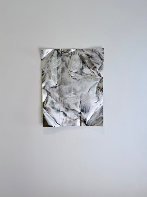 Frost Mist – håndlavet aluminiumsværk med blanke og børstede overflader. Kontrasten mellem refleksioner og struktur skaber et levende og eksklusivt udtryk.