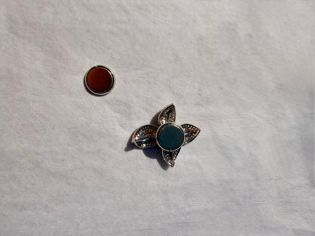 Funklende blomsterbroche med krystaller og elegant design og magnetlukning