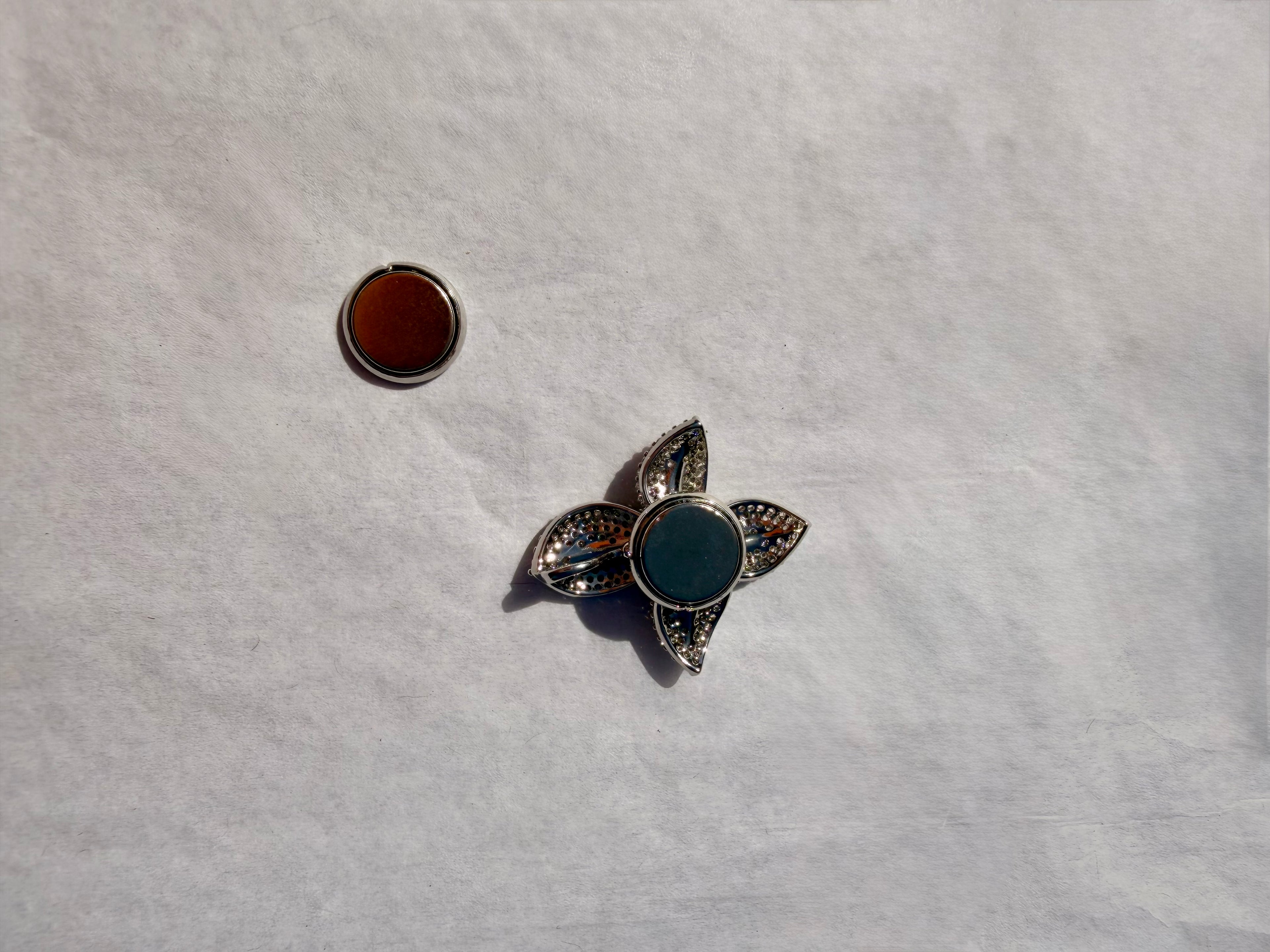 Funklende blomsterbroche med krystaller og elegant design og magnetlukning