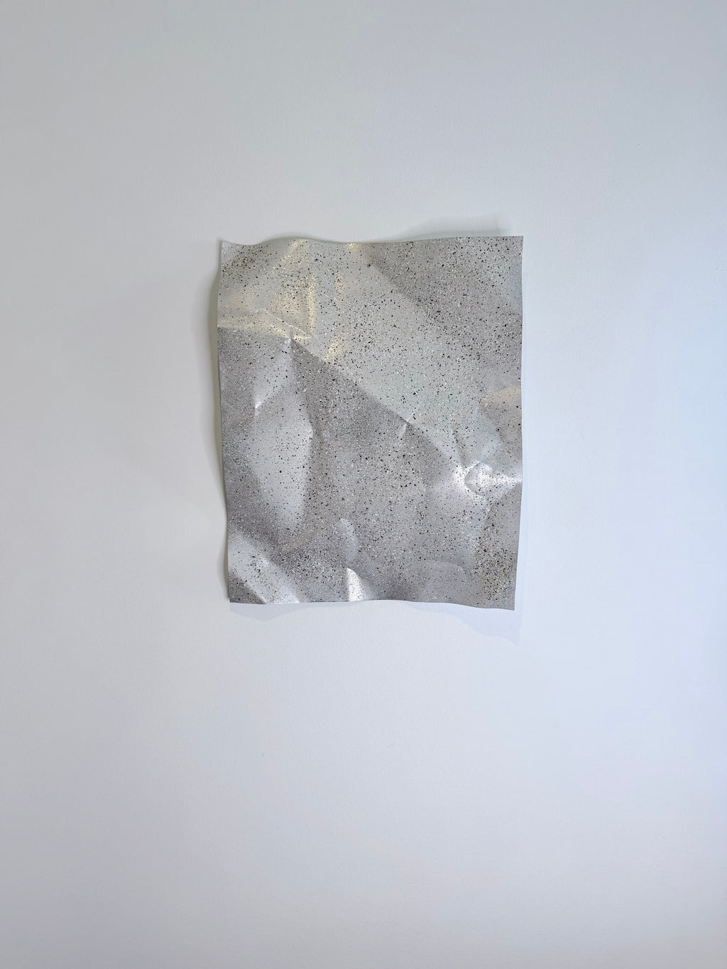 Granite No. 01 – håndlavet aluminiumsværk med granitlignende overflade og skulpturel 3D-effekt. Den rå struktur og de organiske former skaber dybde, karakter og et moderne udtryk.