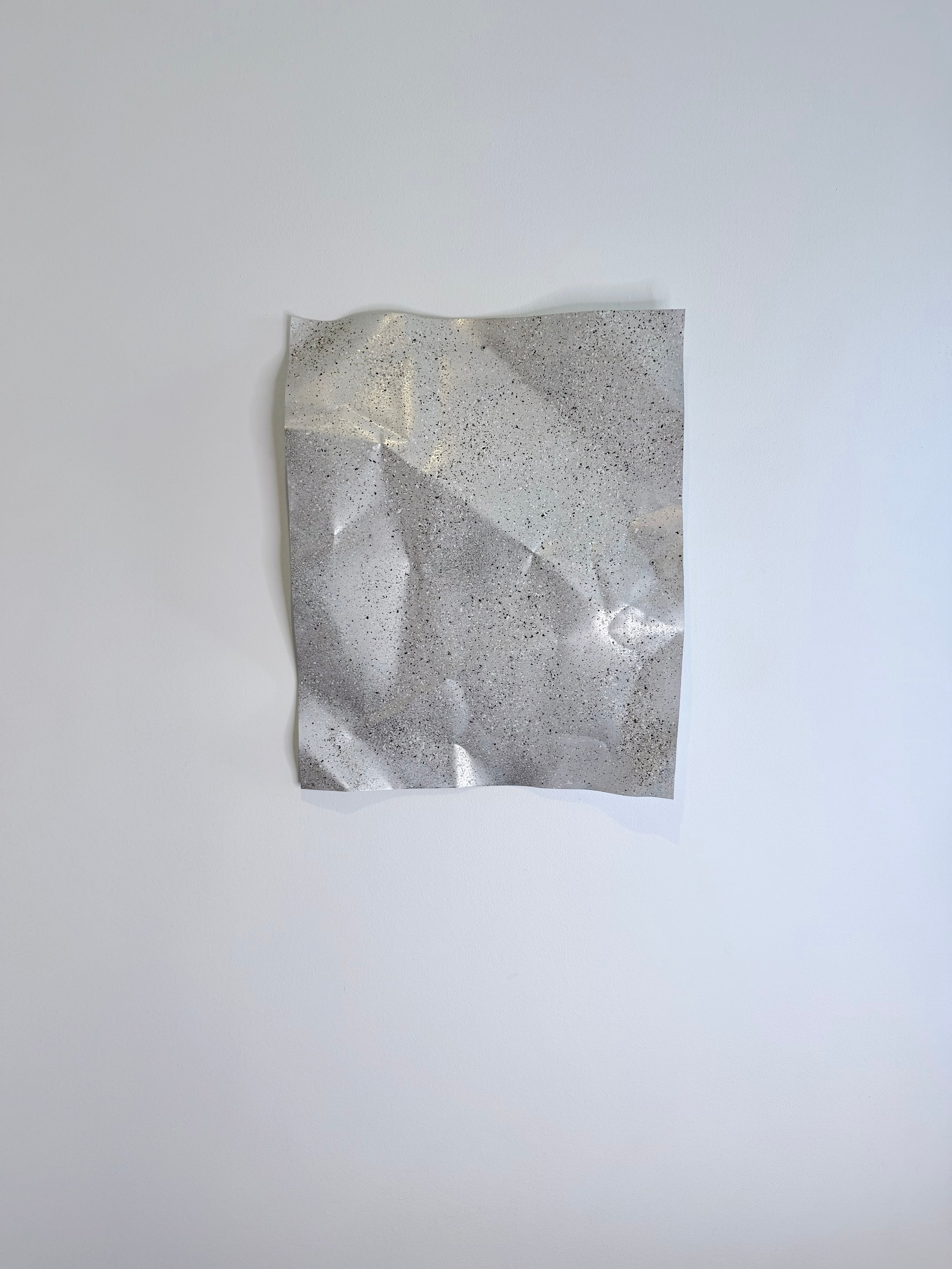 Granite No. 01 – håndlavet aluminiumsværk med granitlignende overflade og skulpturel 3D-effekt. Den rå struktur og de organiske former skaber dybde, karakter og et moderne udtryk.