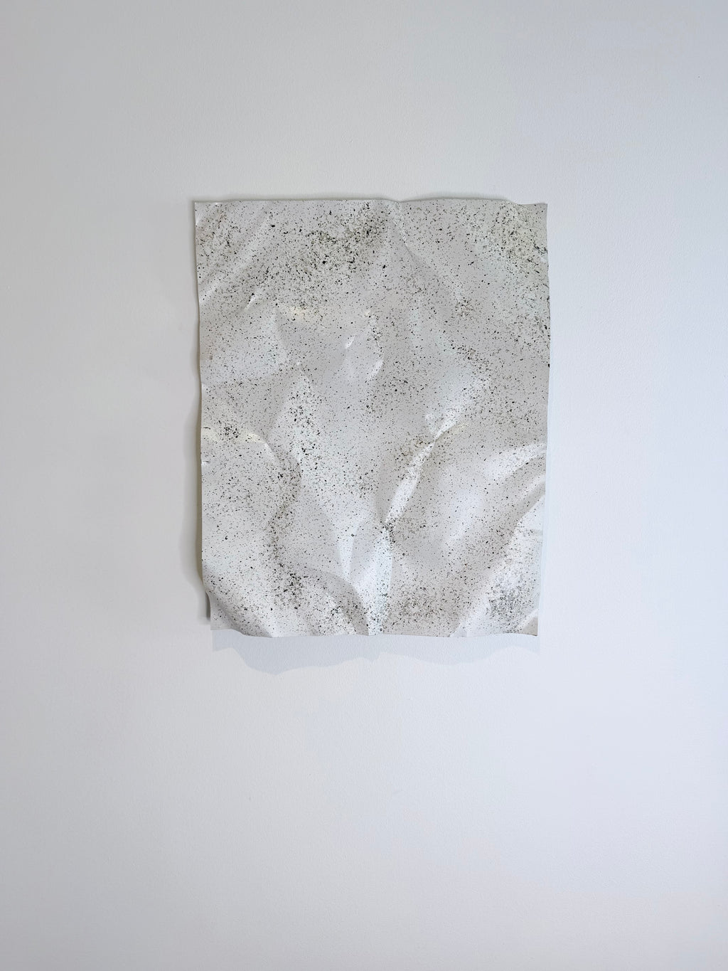 Granite No. 02 – håndlavet aluminiumsværk med granitlignende overflade og skulpturel 3D-effekt. Den rå struktur og de organiske former skaber dybde, karakter og et moderne udtryk.