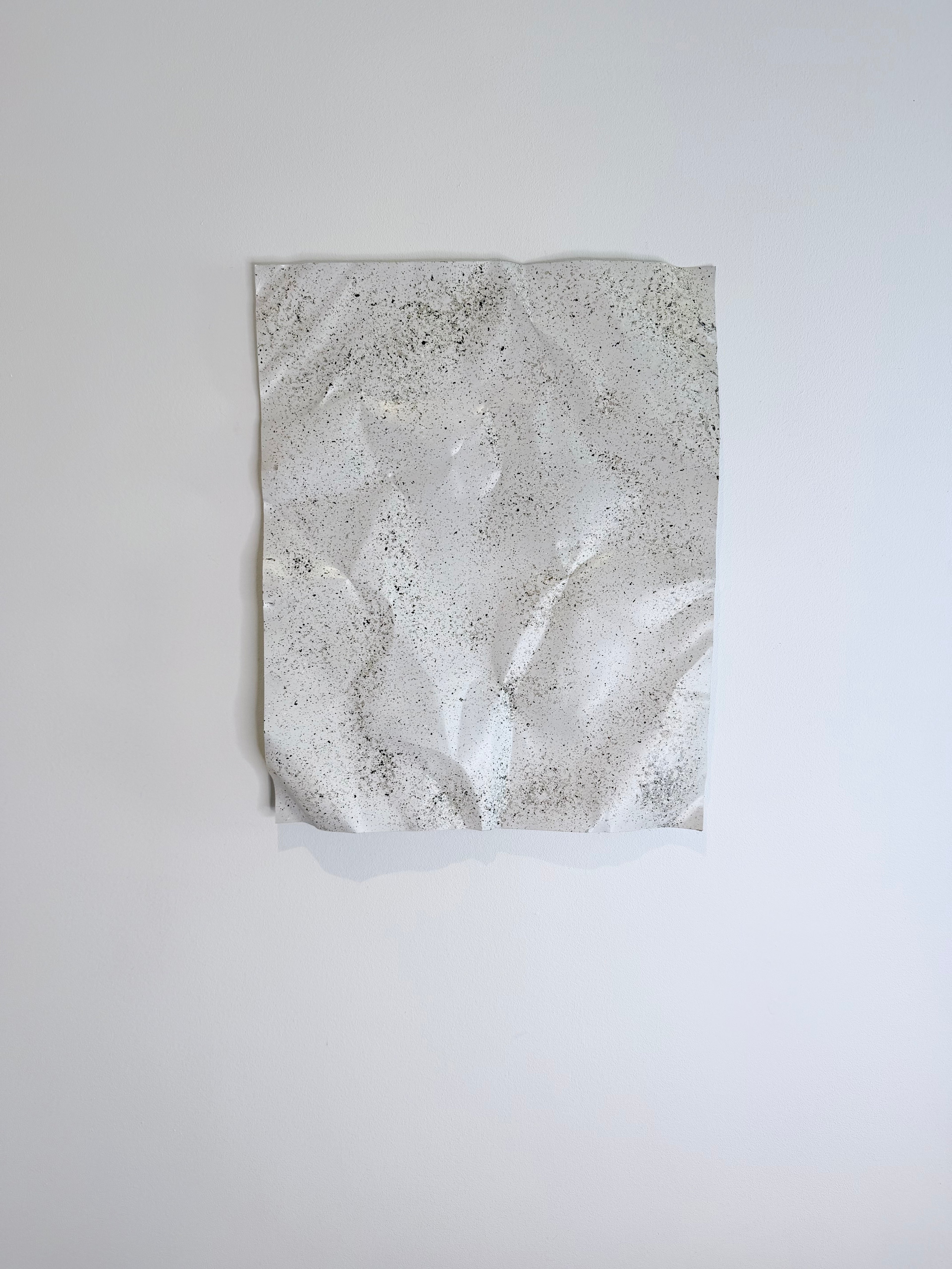Granite No. 02 – håndlavet aluminiumsværk med granitlignende overflade og skulpturel 3D-effekt. Den rå struktur og de organiske former skaber dybde, karakter og et moderne udtryk.