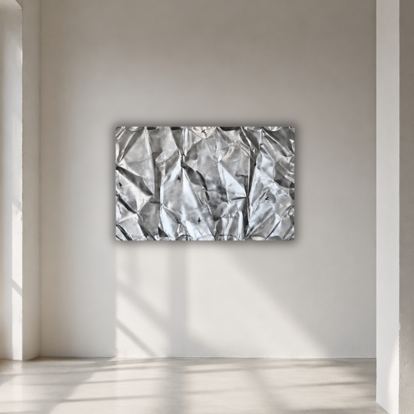 Håndlavet aluminiumsværk med skulpturel tekstur og små ballerinaer i et moderne, minimalistisk design.