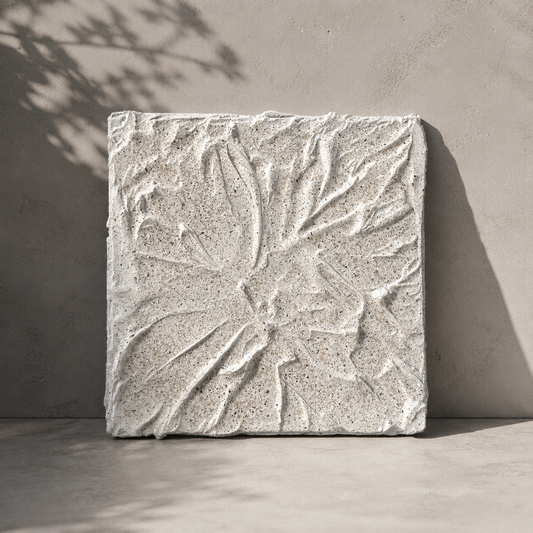 Håndlavet teksturmaleri på lærred med organiske folder og rå granitlignende overflade i lyse naturtoner, 20 × 20 cm.