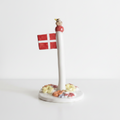 Håndlavet fødselsdagsflag i keramik med dansk flag og lille fugl