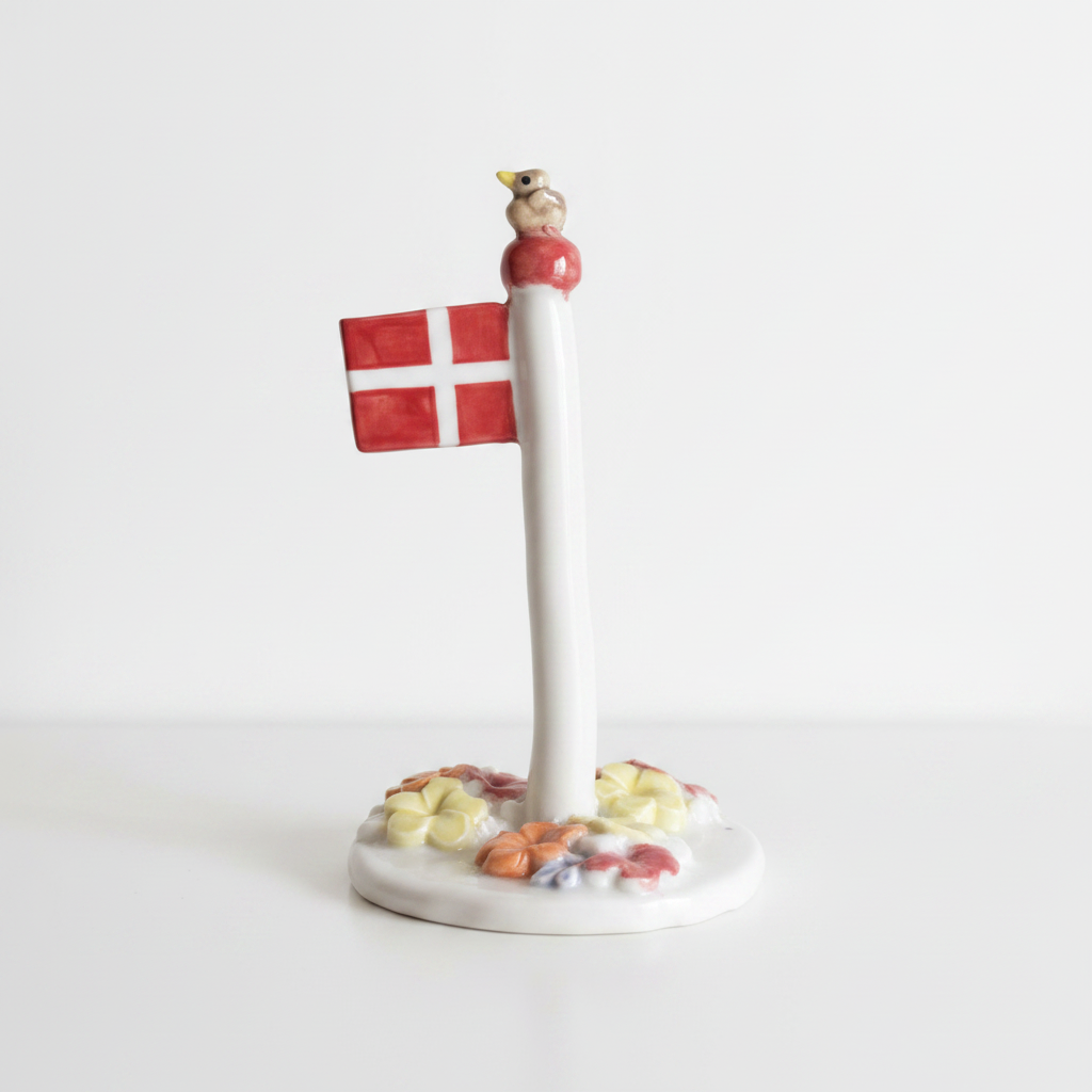 Håndlavet fødselsdagsflag i keramik med dansk flag og lille fugl