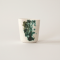 Håndlavet porcelænskrus med grøn marmoreret glasur og organisk kunstnerisk udtryk.