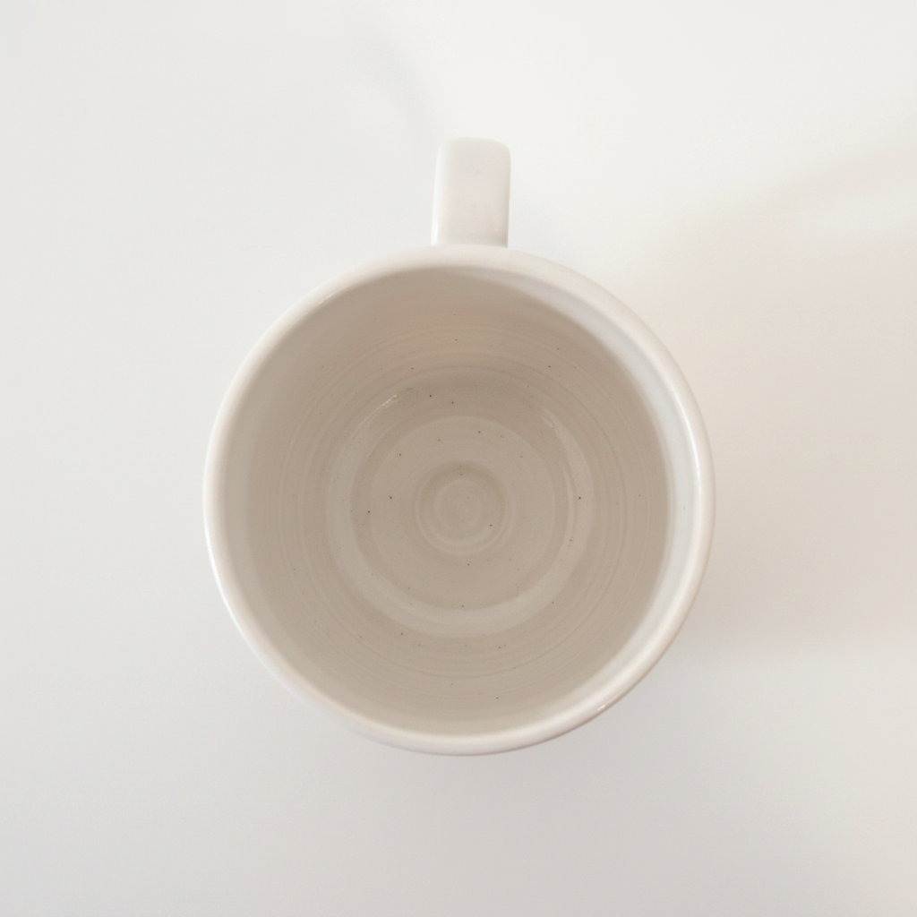 Håndlavet porcelænskrus set ovenfra med elegant porcelænsfinish og minimalistisk design.