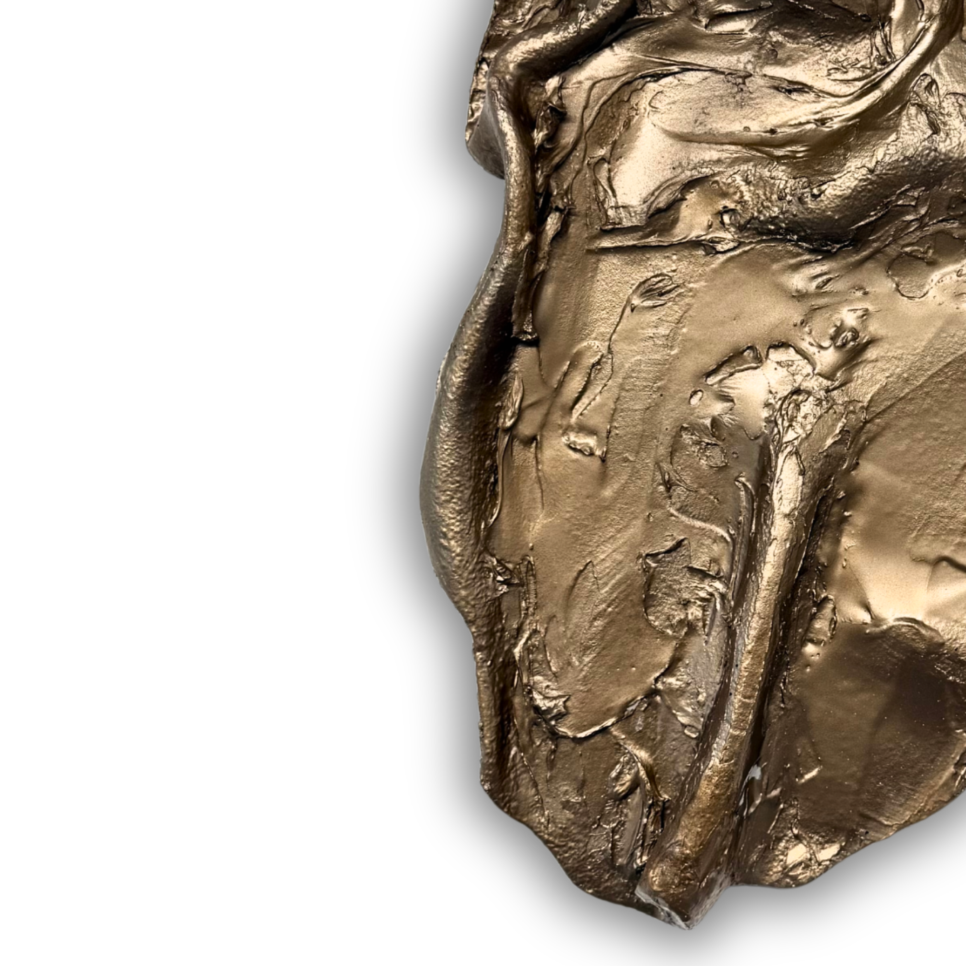 Skulpturel vægkunst med varm karamel- og bronzefarvet finish, organiske linjer og et elegant udtryk til skandinavisk indretning.