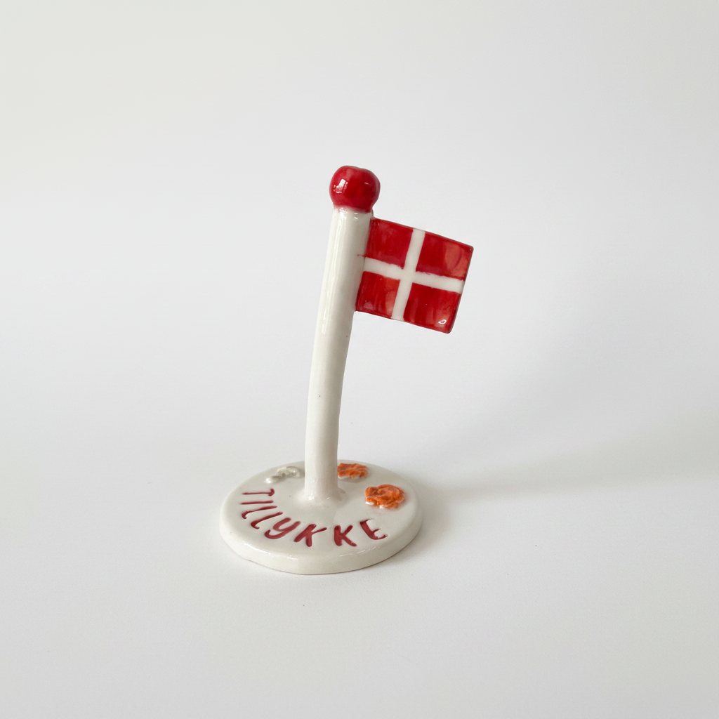 Keramisk fødselsdagsflag med dansk flag og håndlavede detaljer