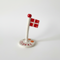 Keramisk fødselsdagsflag med dansk flag og håndlavede detaljer