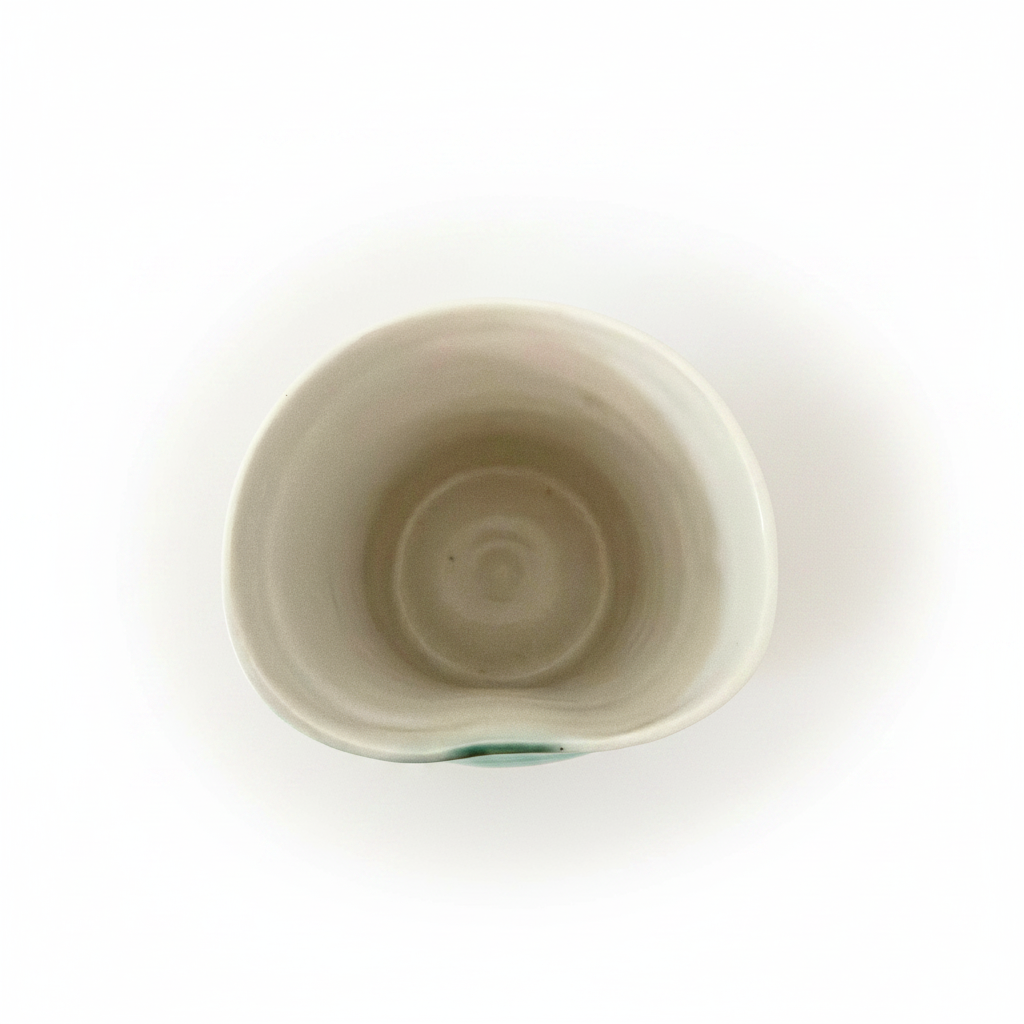 Minimalistisk porcelænskrus set ovenfra med blød rund form og håndlavede detaljer.