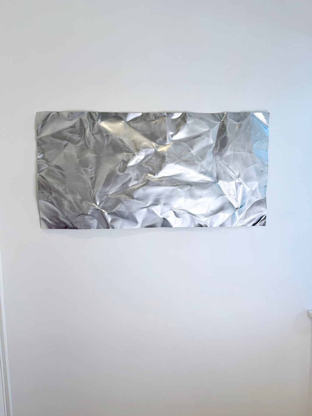 Moderne aluminium vægkunst med kombination af glatte og børstede overflader, organiske former og skandinavisk design.
