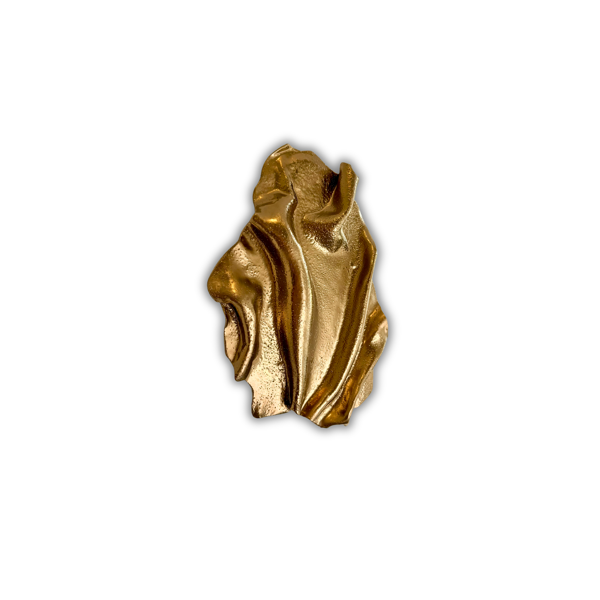 Skulpturel vægkunst i guld vist fra en skrå vinkel, hvor de håndformede detaljer, bløde folder og den organiske struktur træder tydeligt frem.
