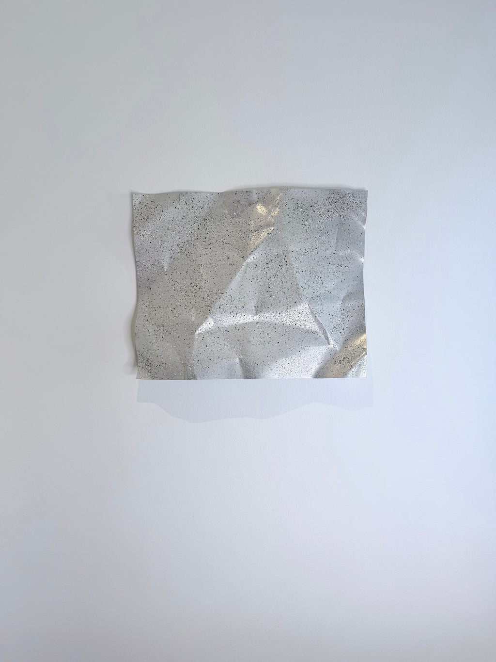 Nærbillede af Granite No. 01. Den granitlignende overflade og de håndformede detaljer fremhæver værkets unikke struktur og skulpturelle karakter.