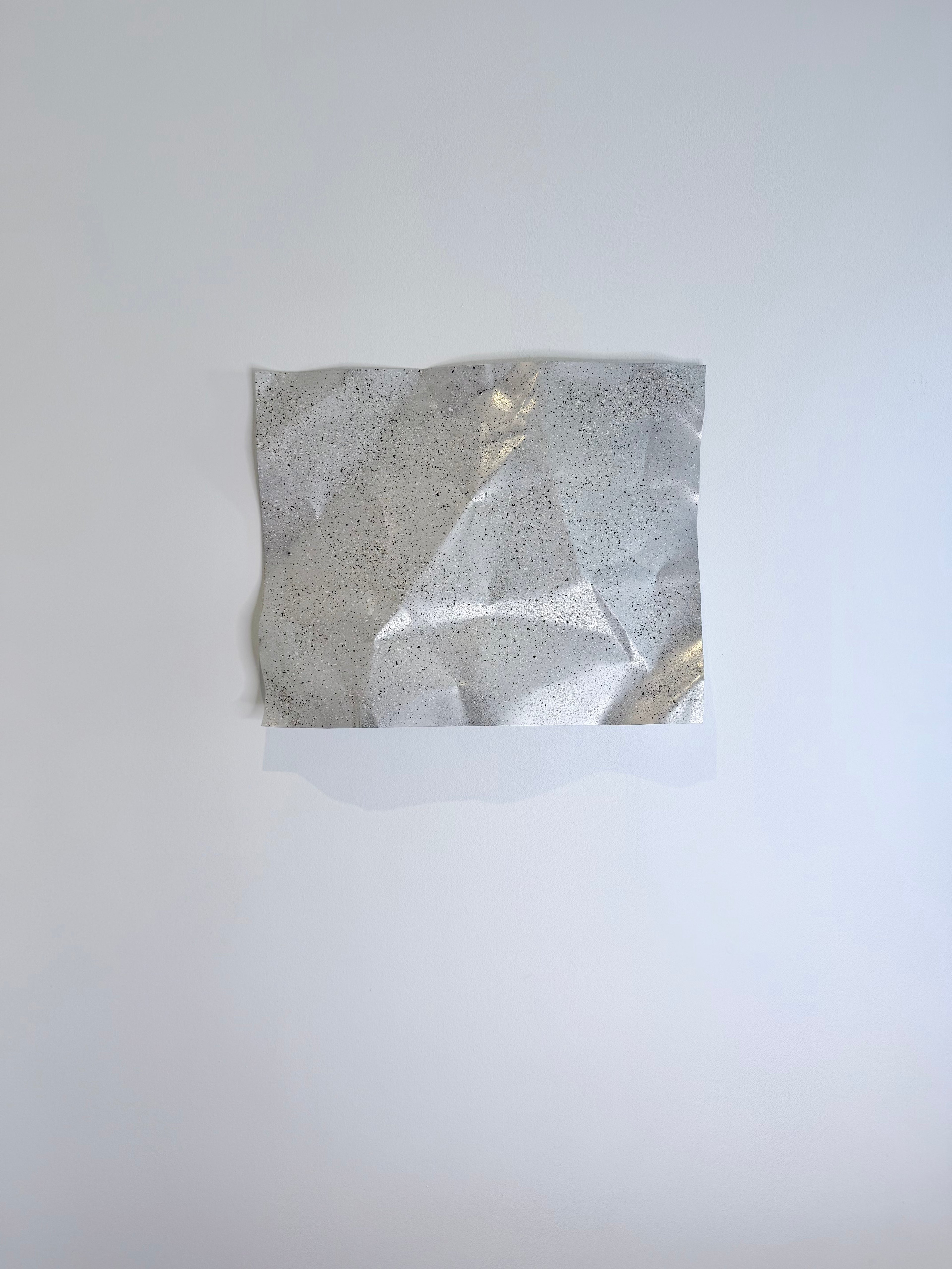 Nærbillede af Granite No. 01. Den granitlignende overflade og de håndformede detaljer fremhæver værkets unikke struktur og skulpturelle karakter.