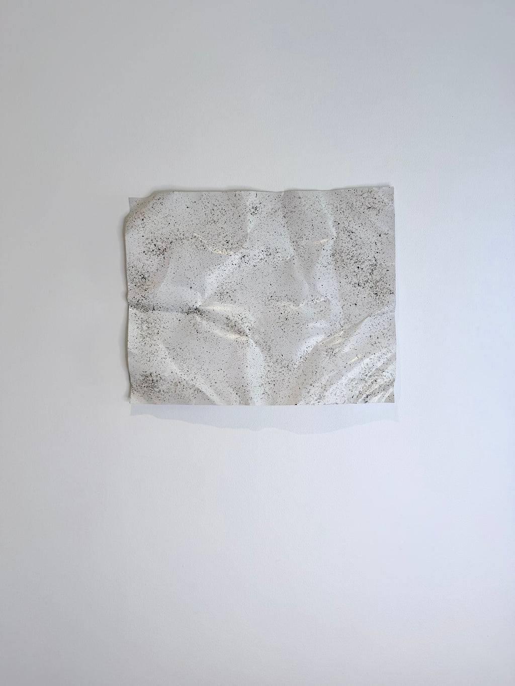Nærbillede af Granite No. 02. Den granitlignende overflade og de håndformede detaljer fremhæver værkets unikke struktur og skulpturelle karakter.