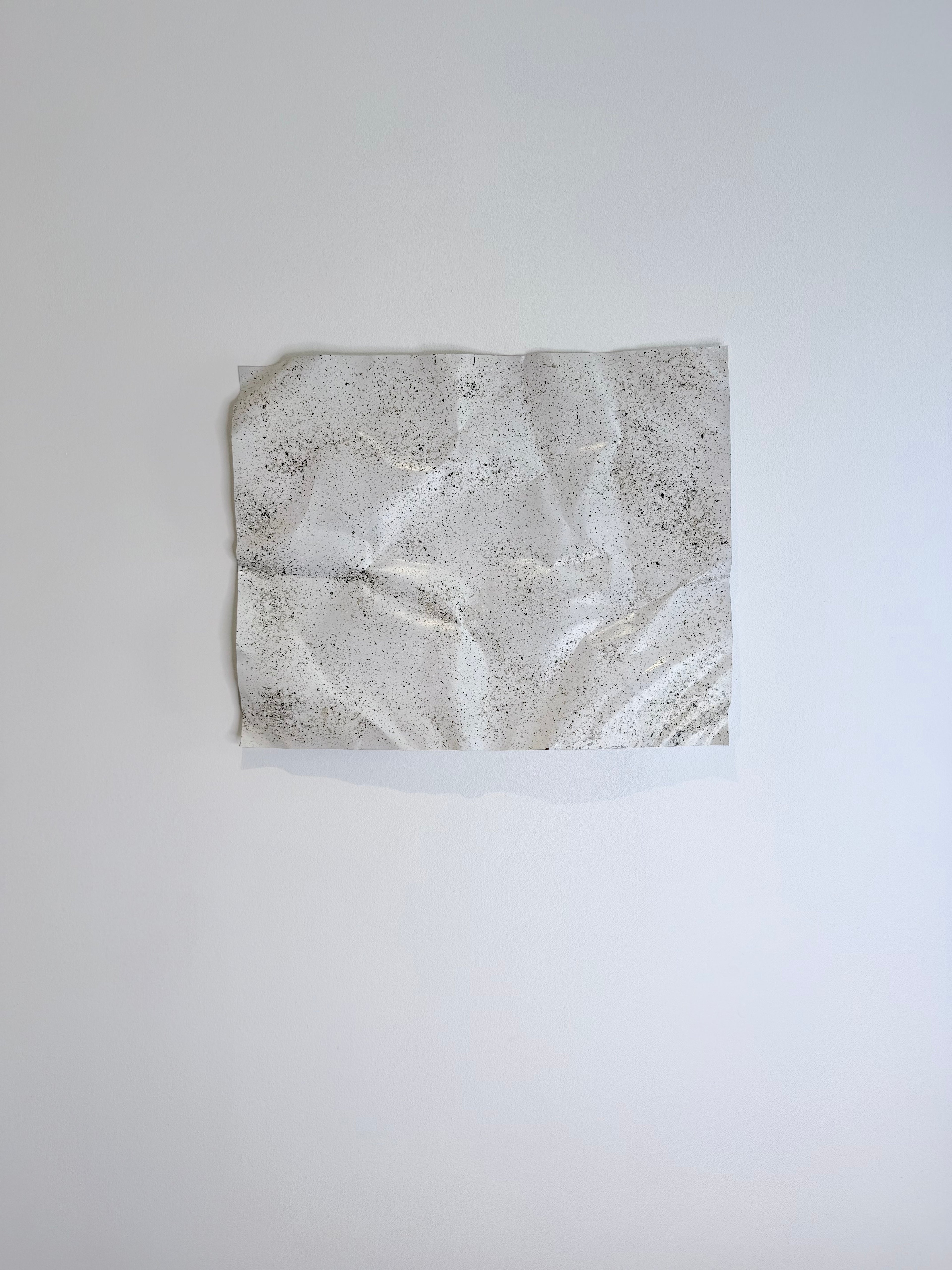 Nærbillede af Granite No. 02. Den granitlignende overflade og de håndformede detaljer fremhæver værkets unikke struktur og skulpturelle karakter.