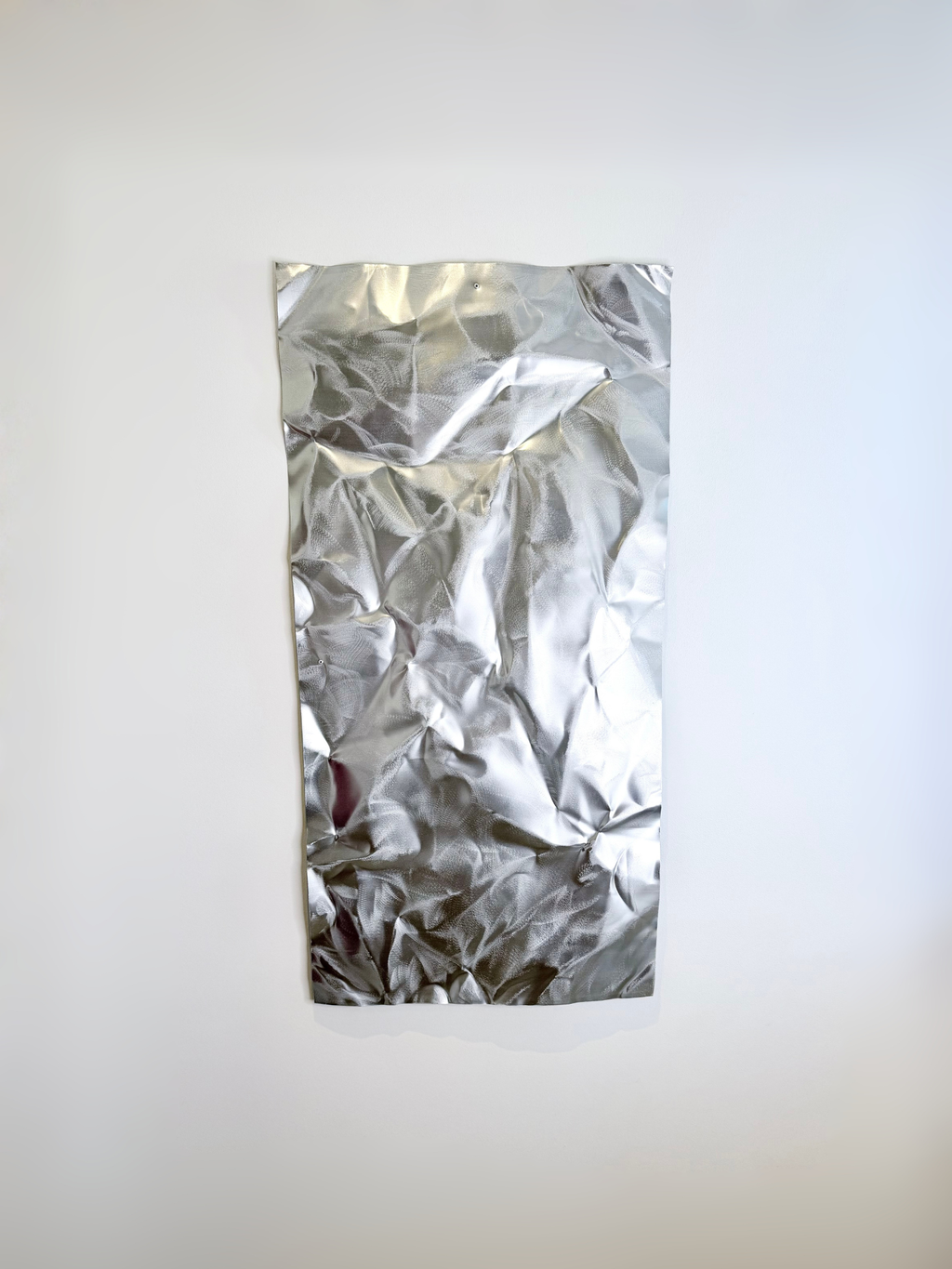 Nordic Mist håndlavet aluminiumsværk med glat og børstet overflade samt skulpturel 3D-effekt.