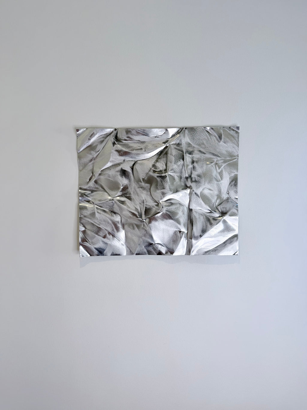 Nordic Mist kan hænges både vandret og lodret. De børstede detaljer og den glatte aluminiumsoverflade fremhæver værkets skulpturelle form og dybde.