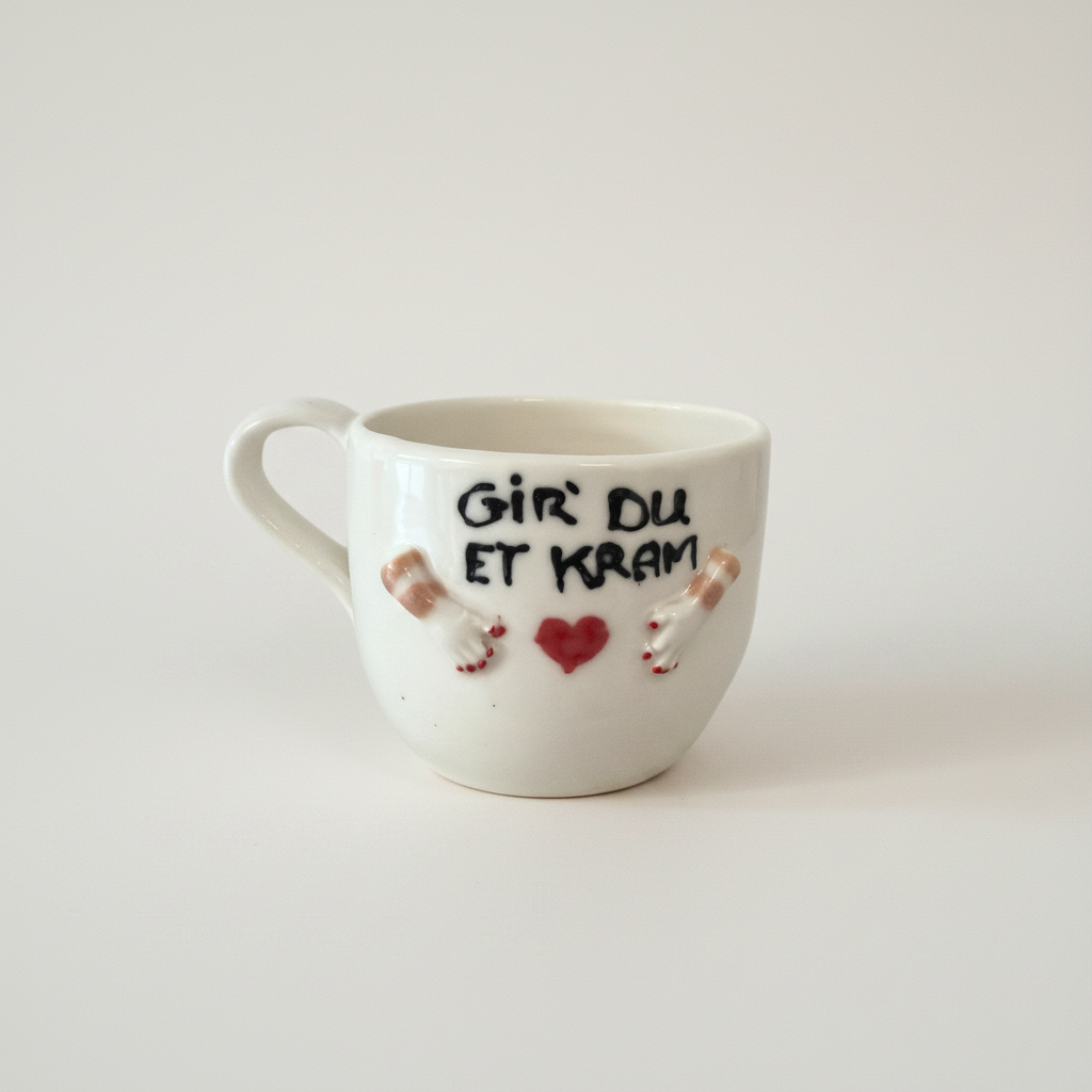 Personligt håndlavet kaffekrus med kærlig tekst og dekorative detaljer.