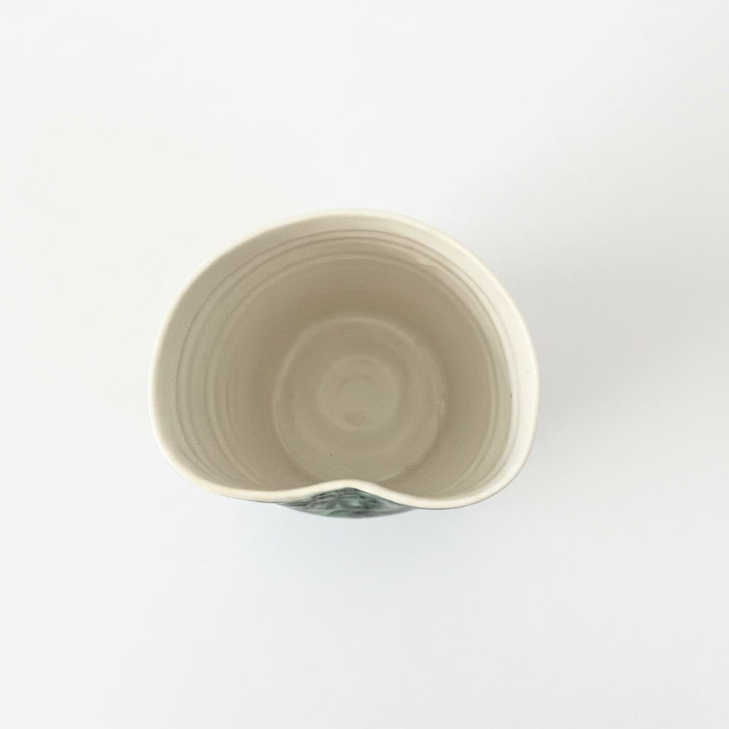 Porcelænskrus set ovenfra med håndlavet asymmetrisk kant og elegant minimalistisk form.