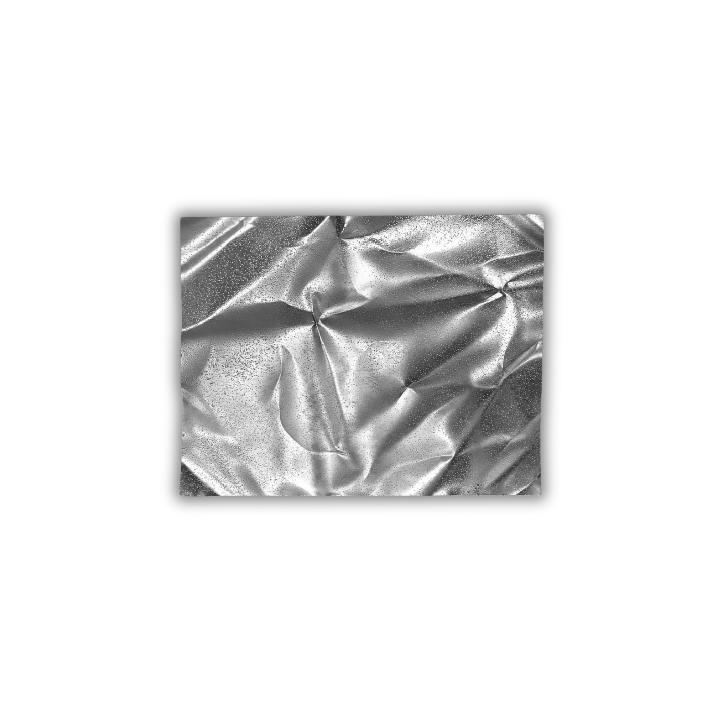 Håndlavet 3D-vægkunst i sølvfarvet aluminium med markante folder og et eksklusivt design inspireret af spænding og bevægelse.