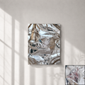 Skulpturel håndlavet aluminium vægkunst med levende refleksioner til moderne interiør og indretning