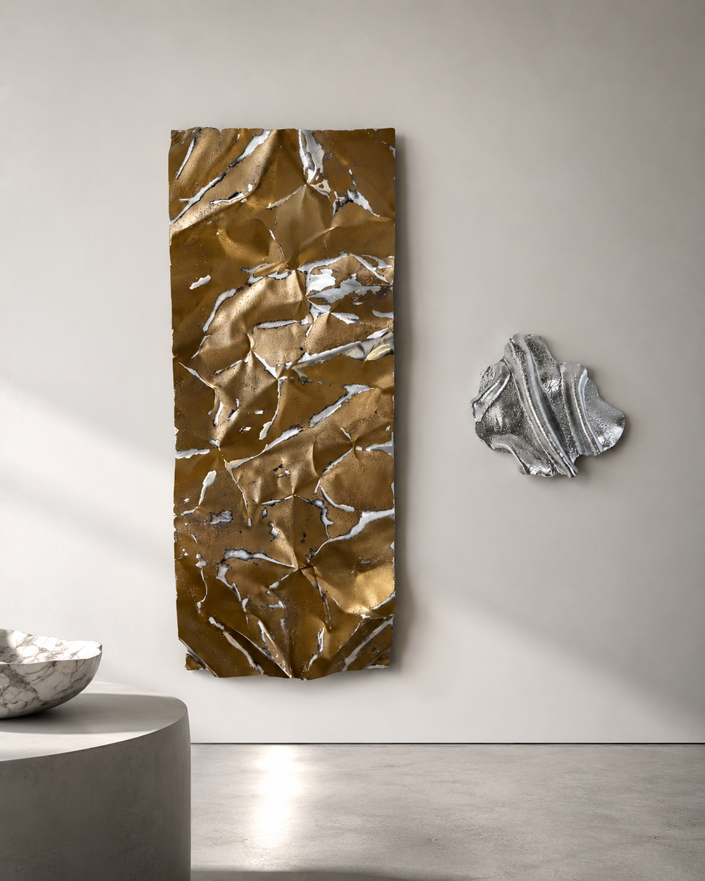 Hero-billede med et håndlavet aluminiumsværk på 100 × 40 cm kombineret med et skulpturelt vægværk i vegansk ler på 22 × 25 cm. Værkerne er præsenteret i et lyst, minimalistisk studiemiljø med fokus på organiske former, teksturer og moderne skandinavisk indretning.