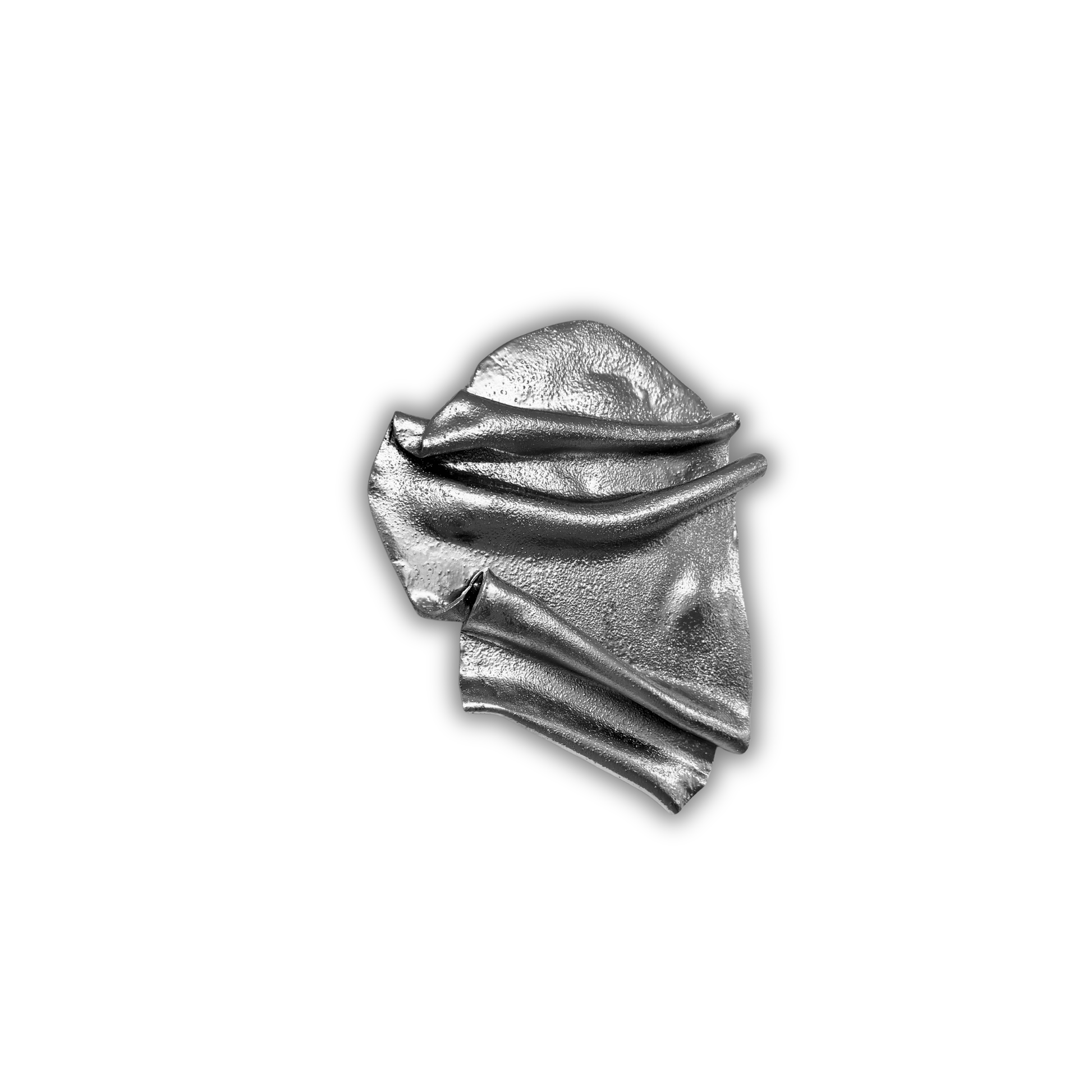 Minimalistisk skulpturel vægkunst i sølv med bløde organiske former, håndlavet i Danmark.