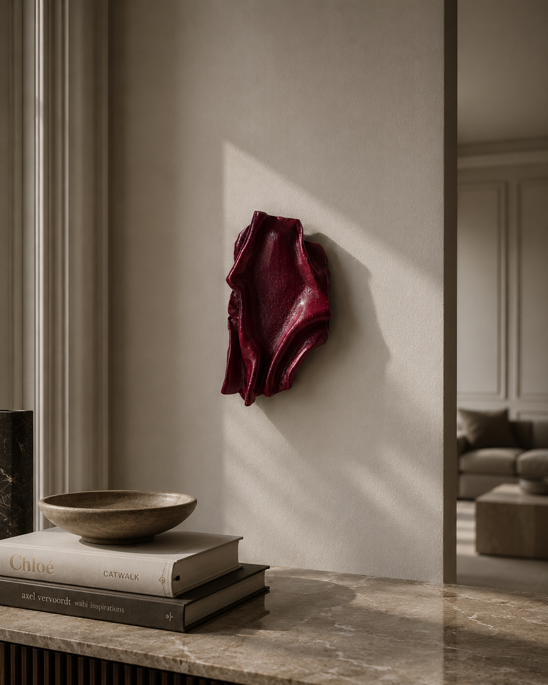 Swell – Bordeaux No. 01 placeret i et eksklusivt, minimalistisk interiør med naturligt lys. Håndlavet skulpturel vægkunst i dyb bordeaux med organiske former og elegant tekstur.