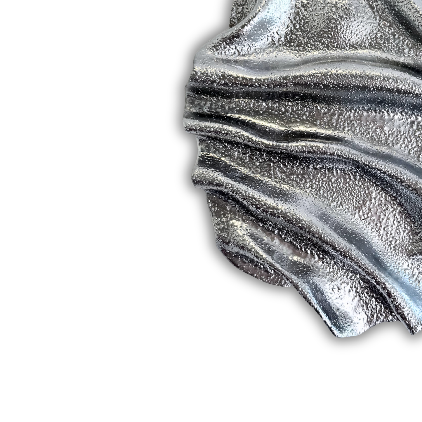 Detaljebillede af Swell – Crest No. 02, der viser den håndlavede tekstur og metalliske finish.