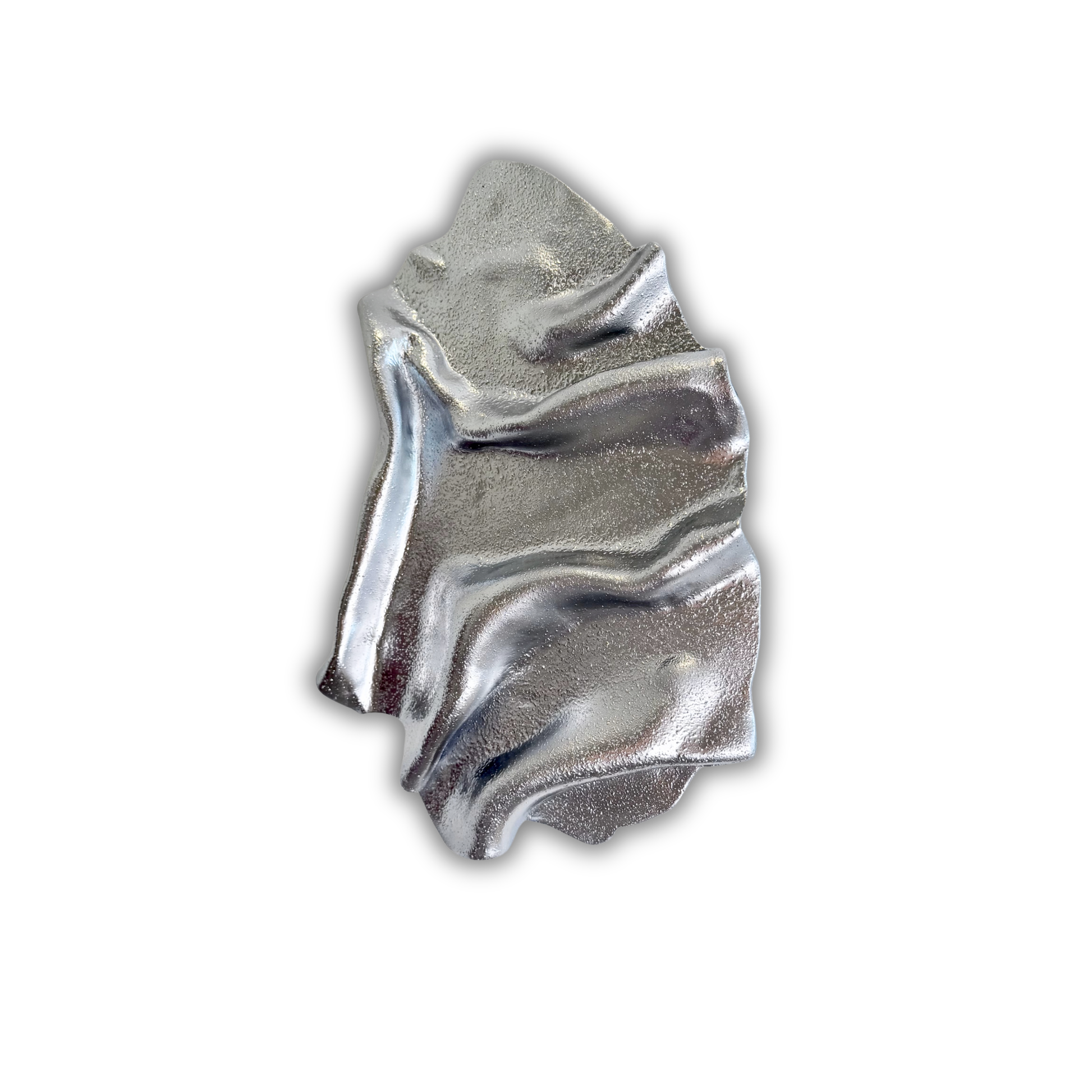 Moderne håndlavet vægkunst med skulpturelle linjer og en elegant metallisk finish.