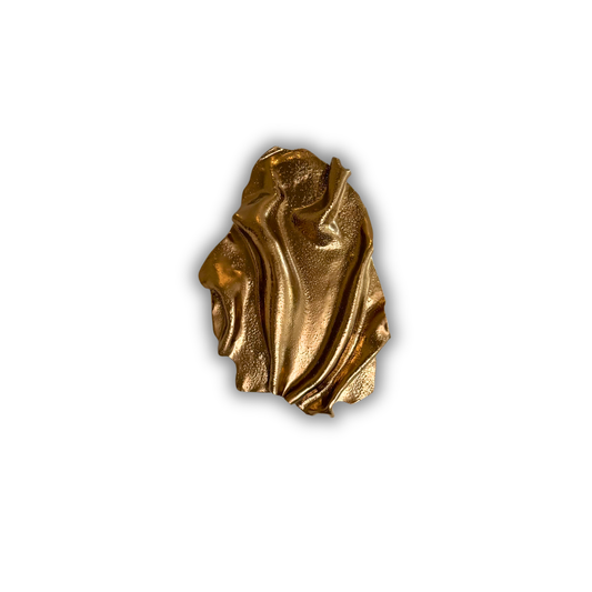 Håndlavet skulpturel vægkunst i gyldne nuancer med organiske former og tekstureret overflade. Swell – Gold No. 01 fra Swell Collection.