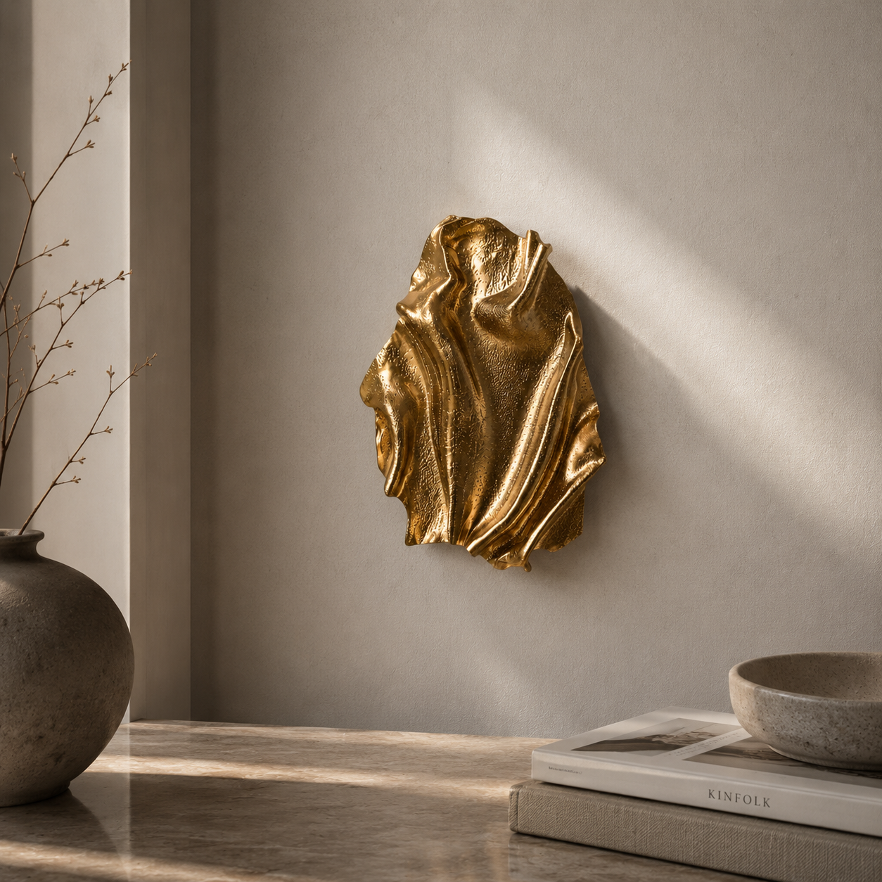 Swell – Gold No. 01 ophængt i et eksklusivt, minimalistisk hjem med naturligt dagslys. Håndlavet skulpturel vægkunst i gyldne nuancer med organiske former og elegant tekstur.
