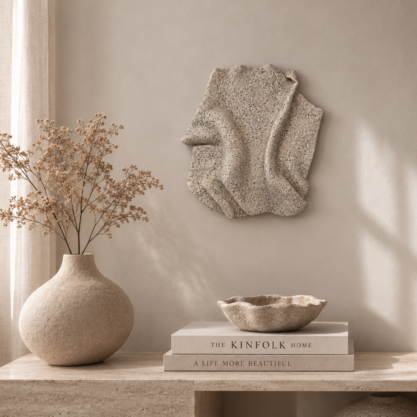 Håndlavet skulpturel vægkunst med steninspireret overflade, organiske former og et moderne udtryk – Swell – Stone Veil No. 01.
