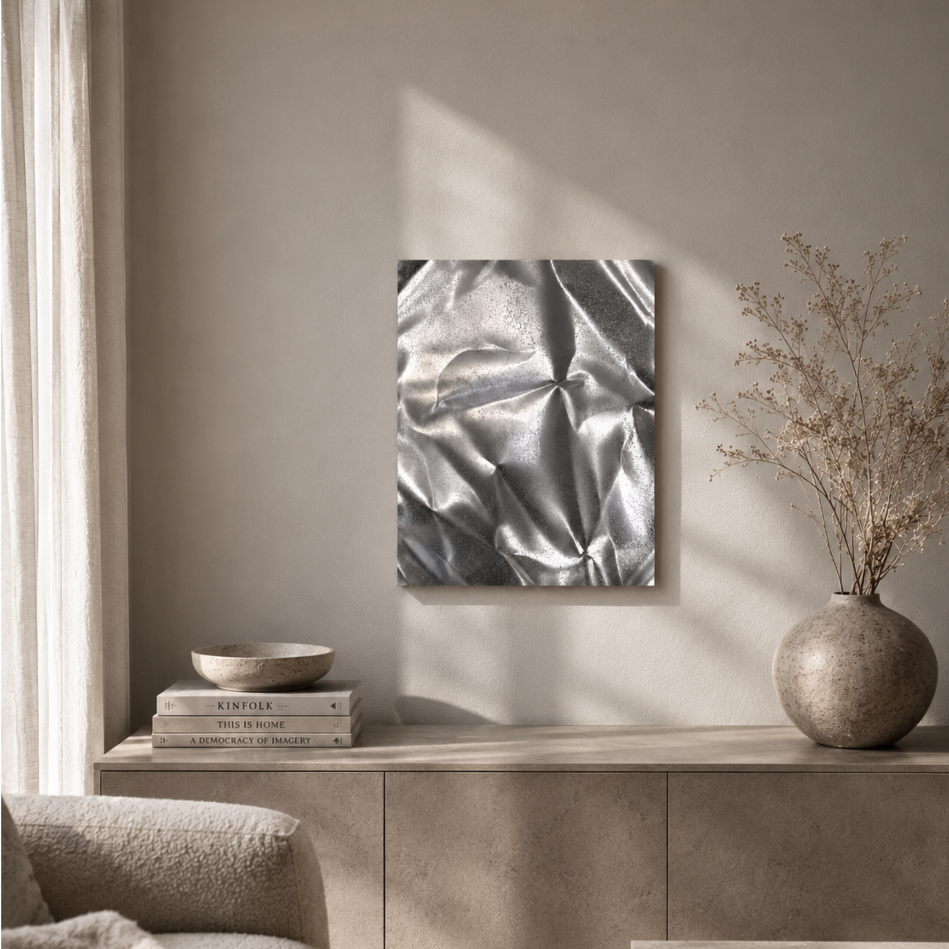 Håndlavet aluminiumsværk med sølvfarvet overflade, markante folder og skulpturel 3D-effekt. Tension No. 01 er moderne vægkunst til en stilren og skandinavisk indretning.