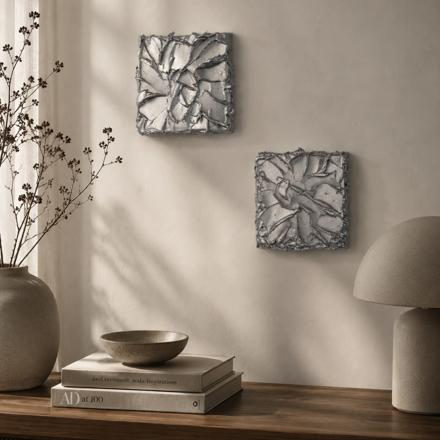 To originale håndmalede lærreder fra Canvas Collection med sølvfarvet tekstur og organiske penselstrøg. Silver Burst No. 02 & No. 03 sælges som et sæt og måler hver 20 × 20 cm.