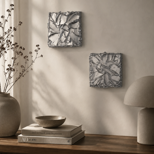 To originale håndmalede lærreder fra Canvas Collection med sølvfarvet tekstur og organiske penselstrøg. Silver Burst No. 02 & No. 03 sælges som et sæt og måler hver 20 × 20 cm.