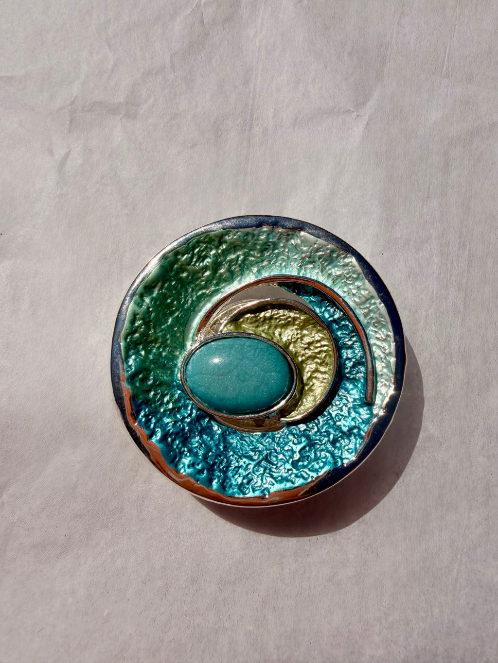 Vintage broche med magnetlukning i guldfinish og blå emalje