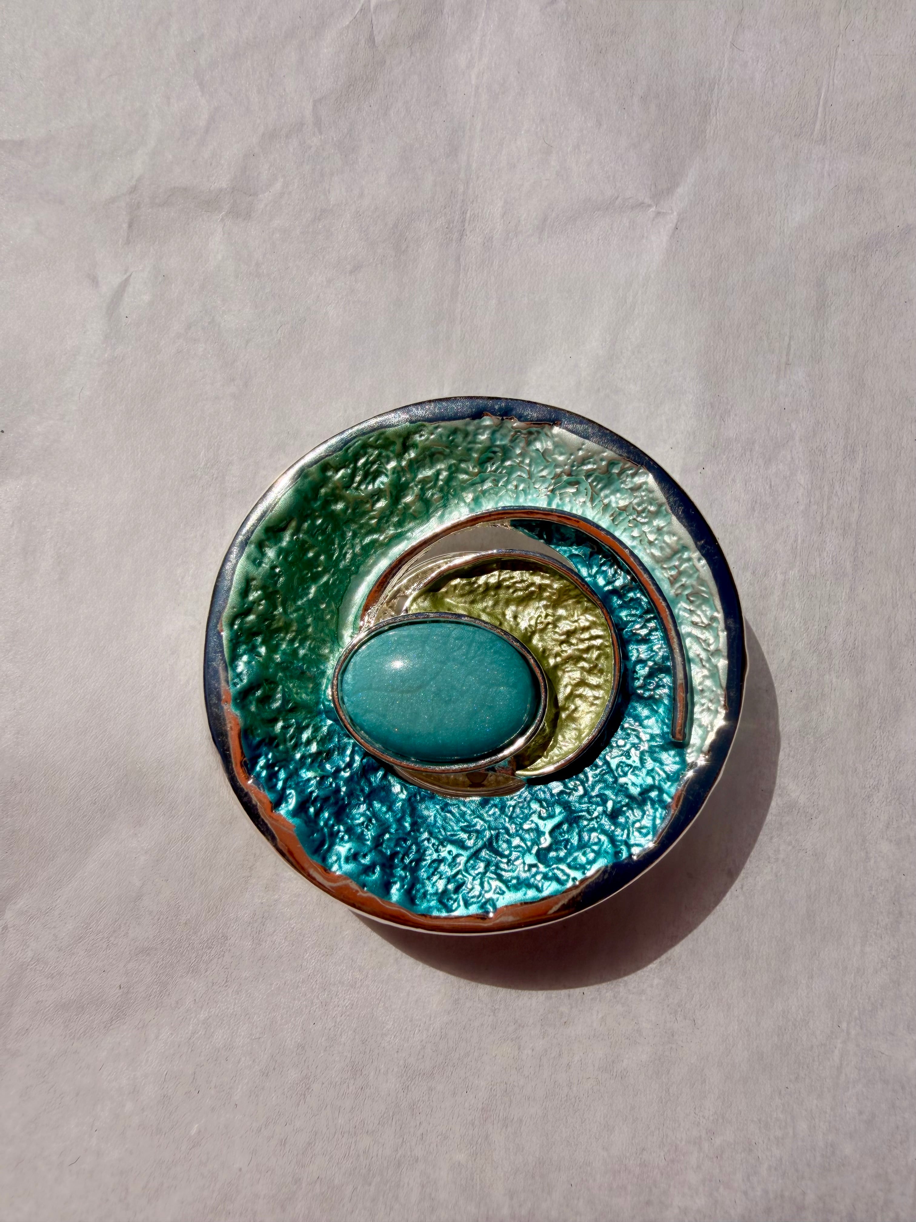 Vintage broche med magnetlukning i guldfinish og blå emalje