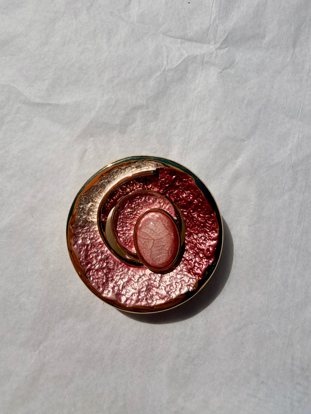 Vintage statement broche i rosa og guldfinish