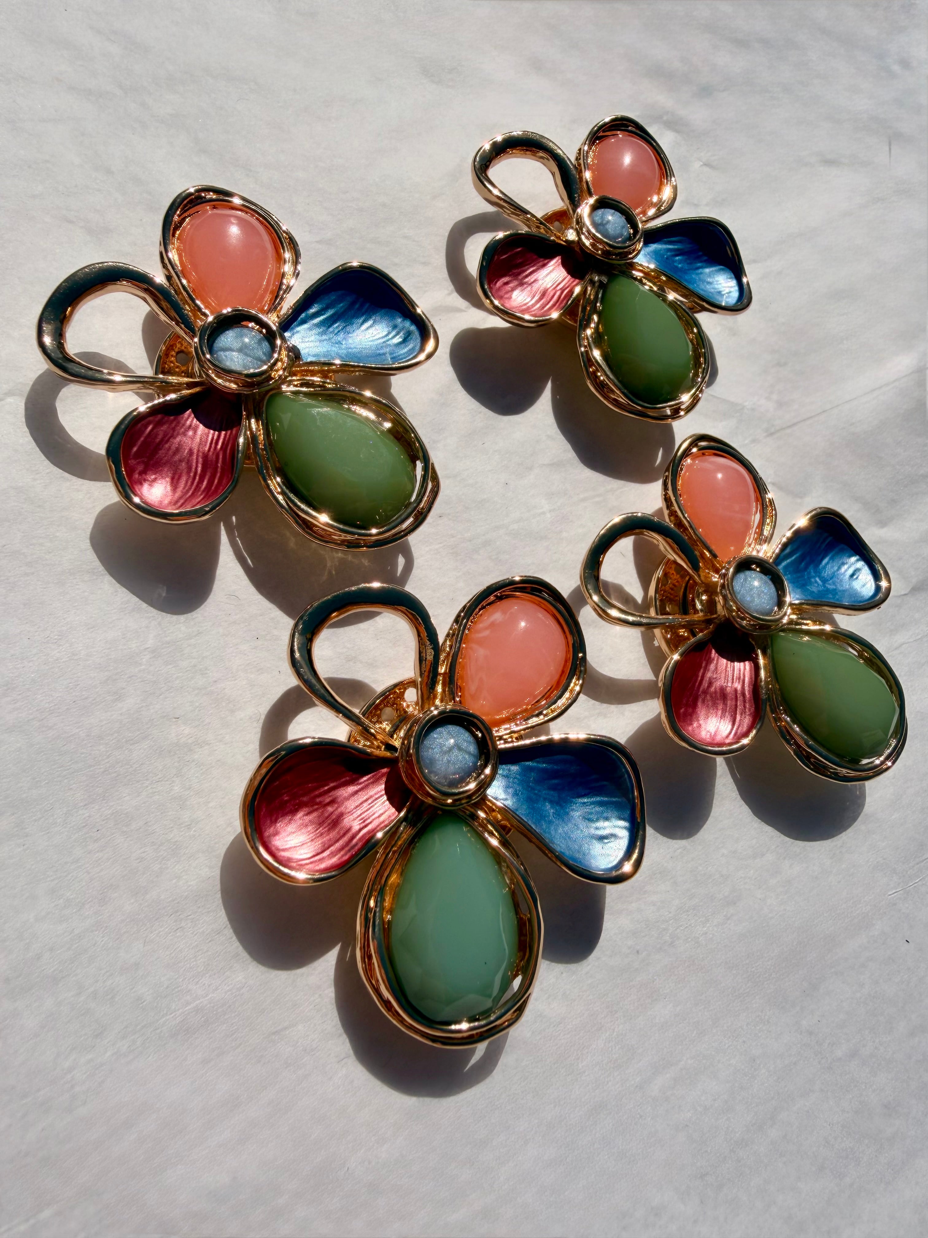 Vintageinspireret blomsterbroche i farverige nuancer