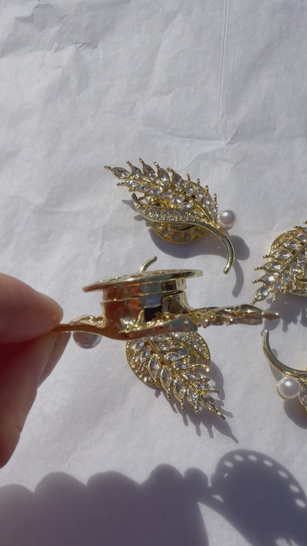 Elegant bladbroche med perle og magnetlukning