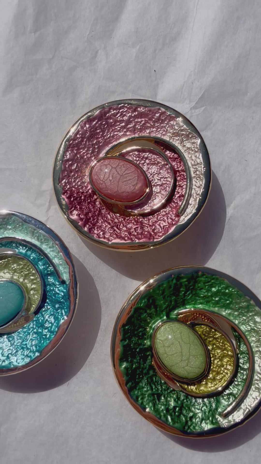 Farverig vintage broche med magnetlukning i guldfinish