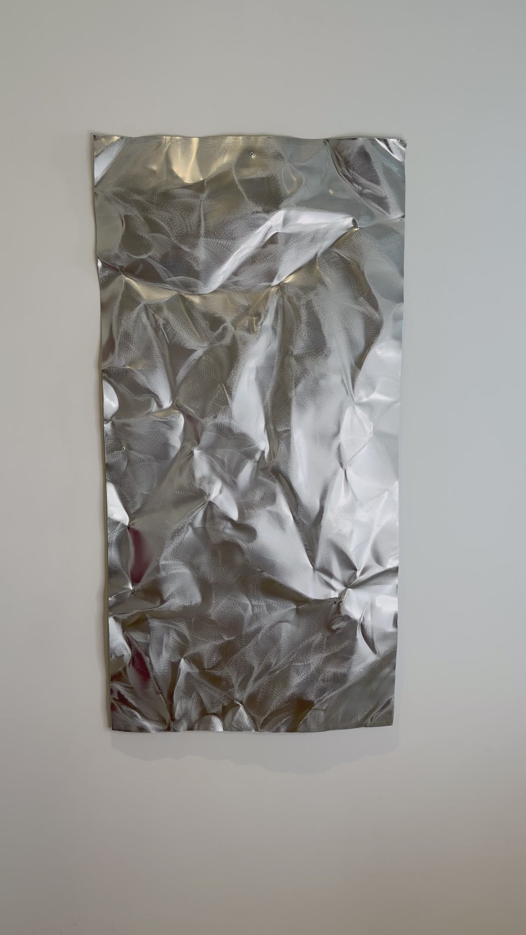 Moderne aluminium vægkunst med kombination af glatte og børstede overflader, organiske former og skandinavisk design.