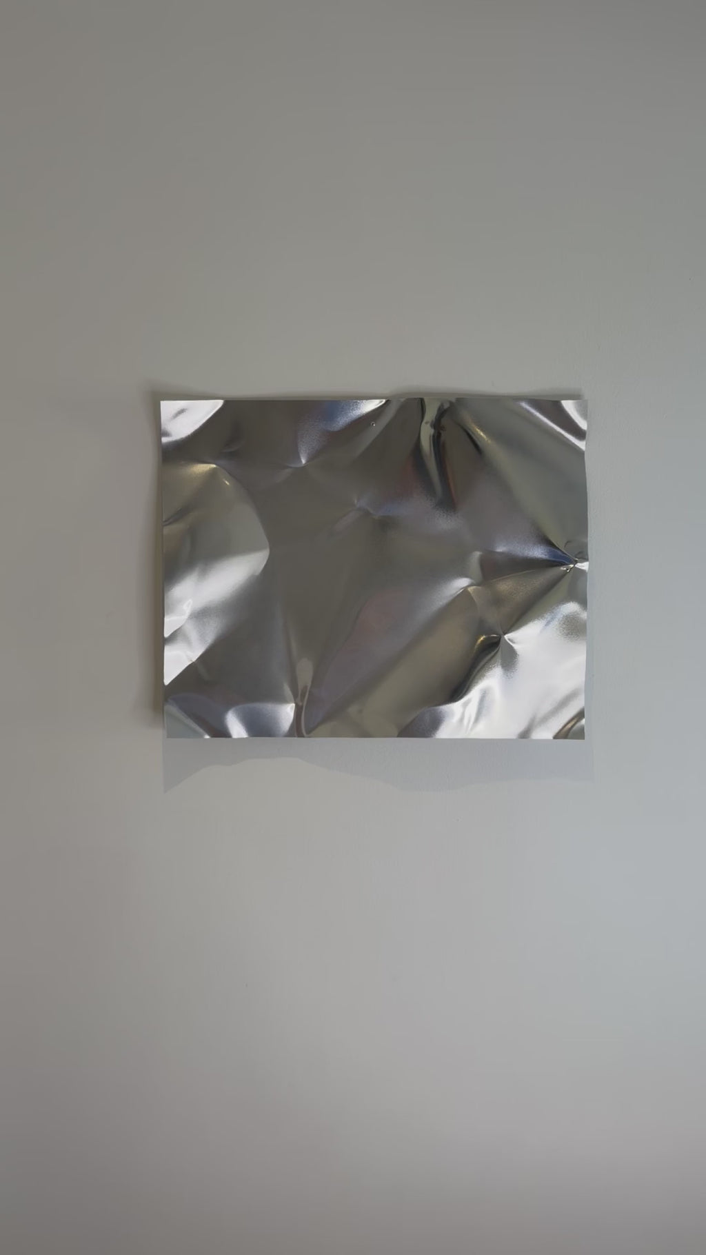 Blank Mist kan hænges både vandret og lodret. Den spejlblanke aluminiumsoverflade skaber et dynamisk samspil mellem lys, refleksioner og skulpturel form.