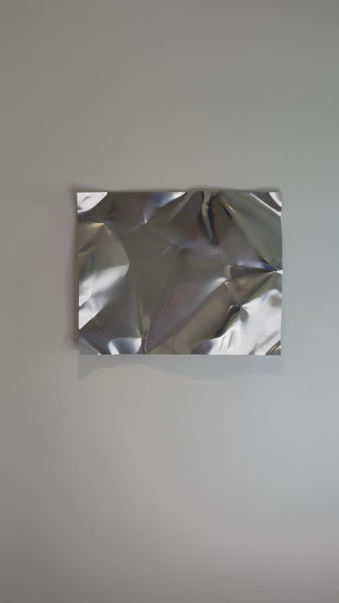Blank Mist kan hænges både vandret og lodret. Den spejlblanke aluminiumsoverflade skaber et dynamisk samspil mellem lys, refleksioner og skulpturel form.